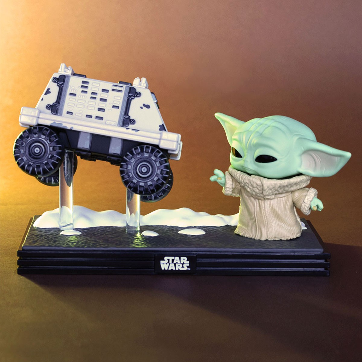Ігрова фігурка Funko POP! Moment Мандалорець Ґроґу і дроїд MSE-6 12.7 см — превʼю 3