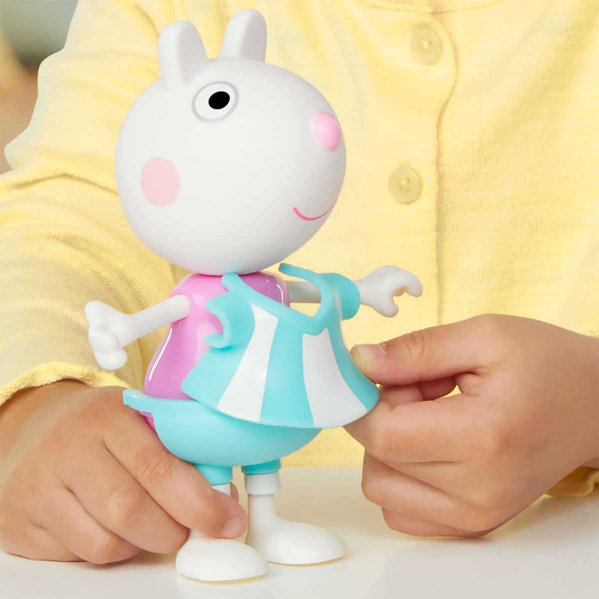 Ігровий набір дитячий Peppa Figurines Одягни Сюзі 15 см з аксесуарами — превʼю 7