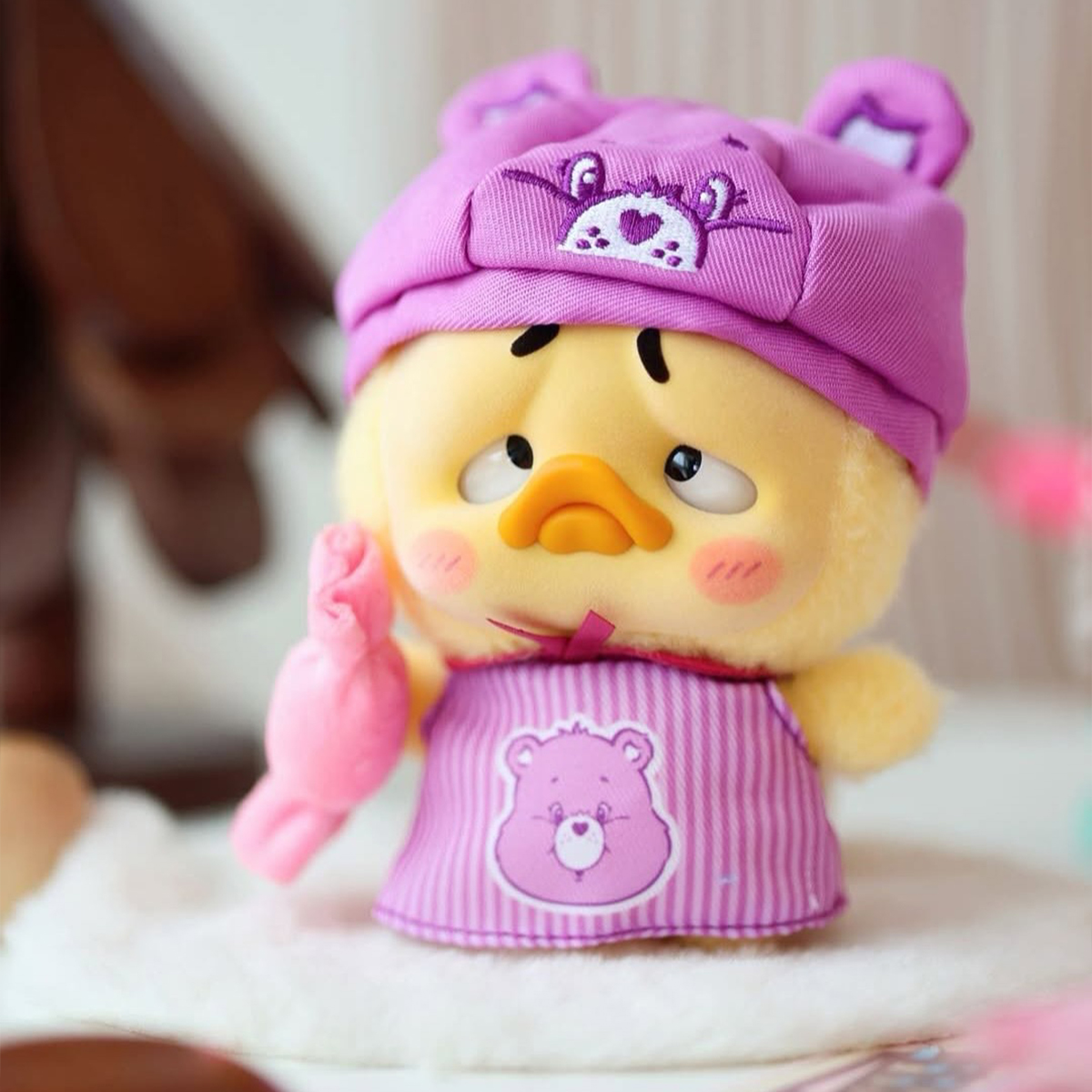 М'яка іграшка Pop Top Upset Duck x Care Bears — Будь веселкою (Be Rainbow) — превʼю 4