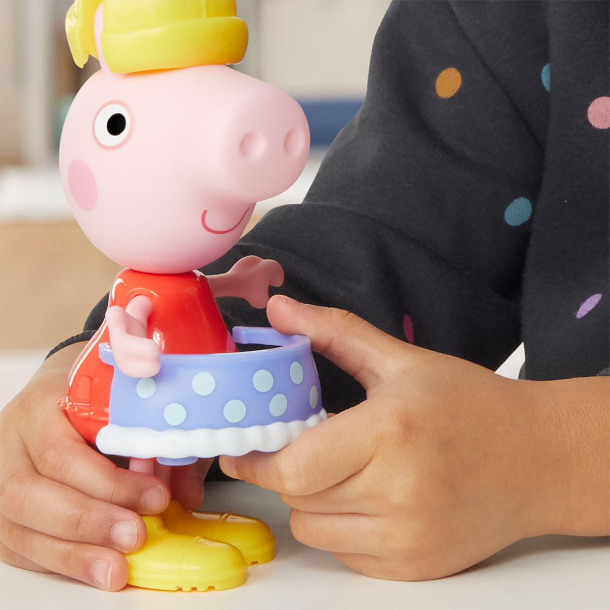 Ігровий набір дитячий Peppa Figurines Одягни Пеппу 15 см з аксесуарами — превʼю 6