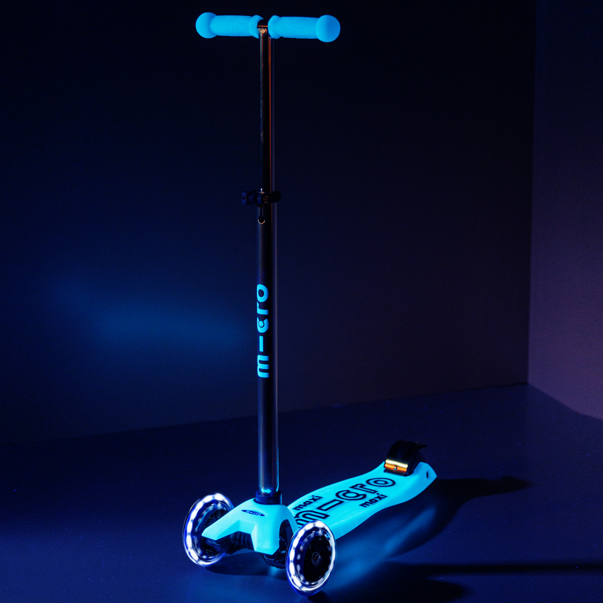 Самокат дитячий триколісний Micro Maxi Deluxe Glow LED зі світлом Блакитний — превʼю 10