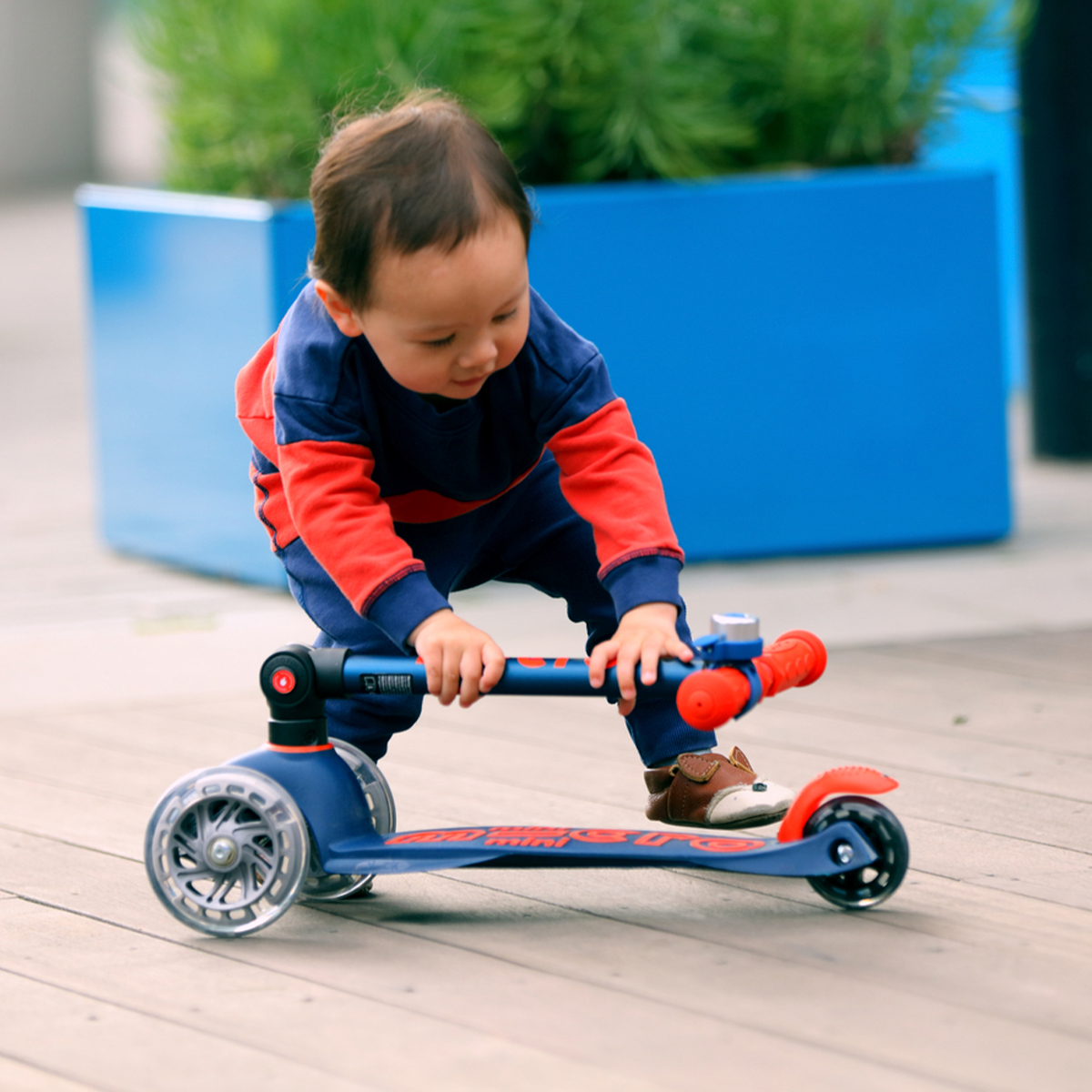 Самокат дитячий складний з підсвіткою коліс MICRO Mini Deluxe Foldable Синій — превʼю 9