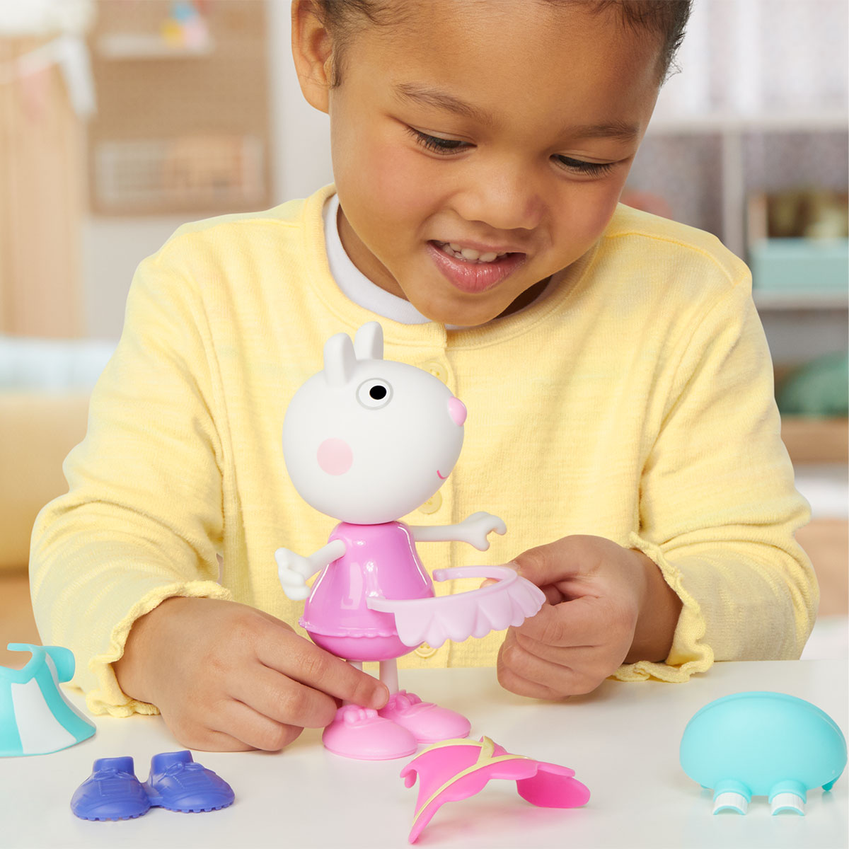 Ігровий набір дитячий Peppa Figurines Одягни Сюзі 15 см з аксесуарами — превʼю 10