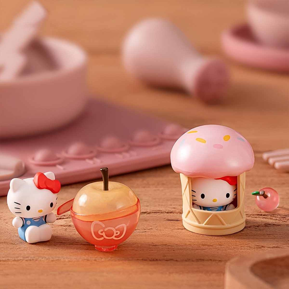 Фігурка Pop Top Hello Kitty – Яблучний воркшоп – Hello Kitty – 5 см — превʼю 6