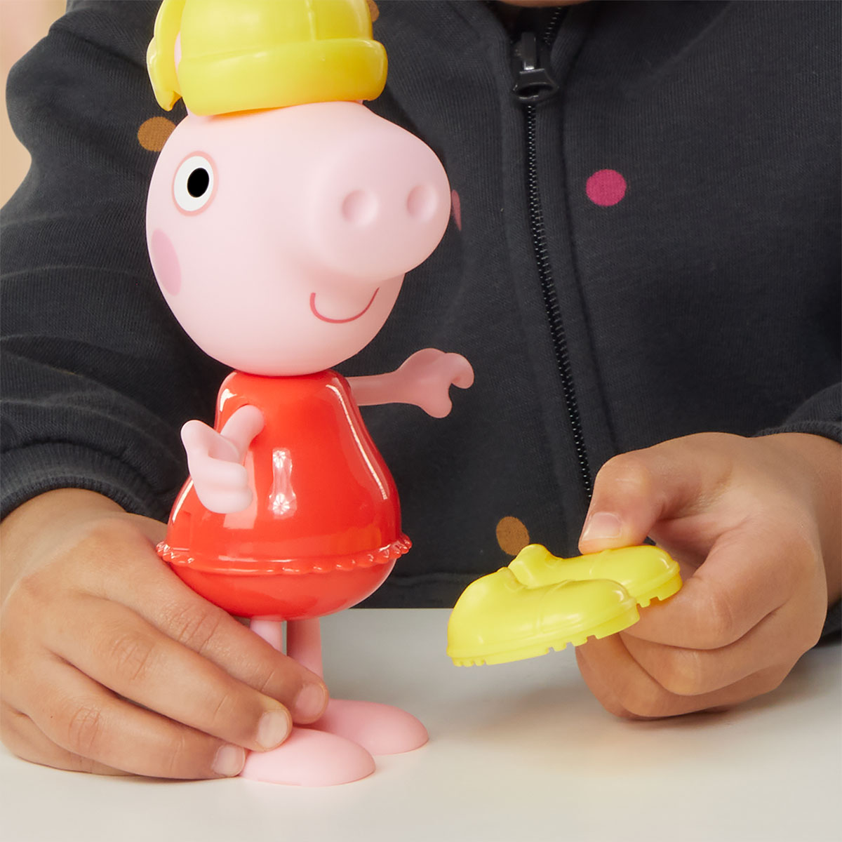 Ігровий набір дитячий Peppa Figurines Одягни Пеппу 15 см з аксесуарами — превʼю 5