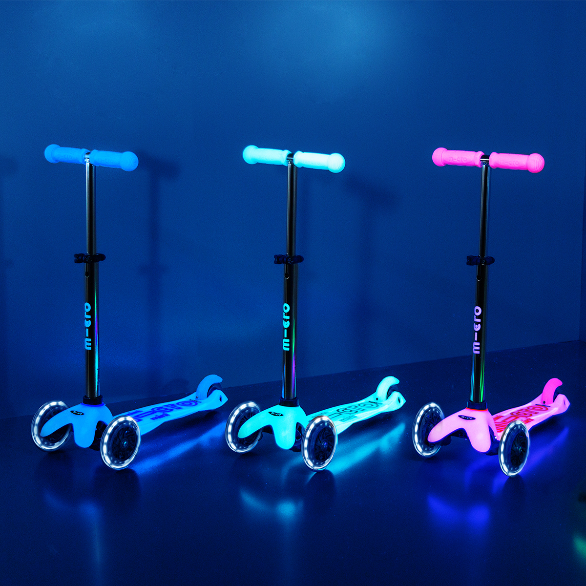 Самокат дитячий триколісний Micro Mini Deluxe Glow LED зі світлом Синій — превʼю 10