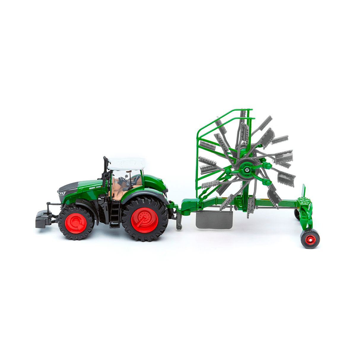 Трактор Bburago Fendt 1050 Vario з роторними граблями 10 см Червоно-зелений — превʼю 2