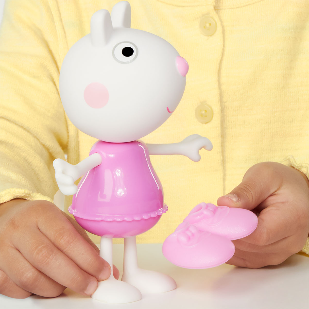 Ігровий набір дитячий Peppa Figurines Одягни Сюзі 15 см з аксесуарами — превʼю 5