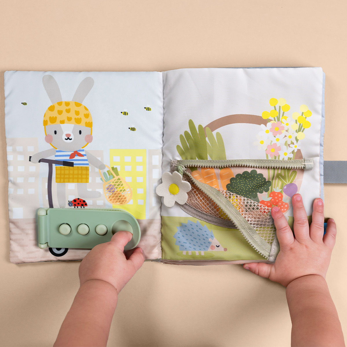 Бізібук розвивальна м'яка книжка Зайченятка 8 сторінок для малюків — превʼю 7